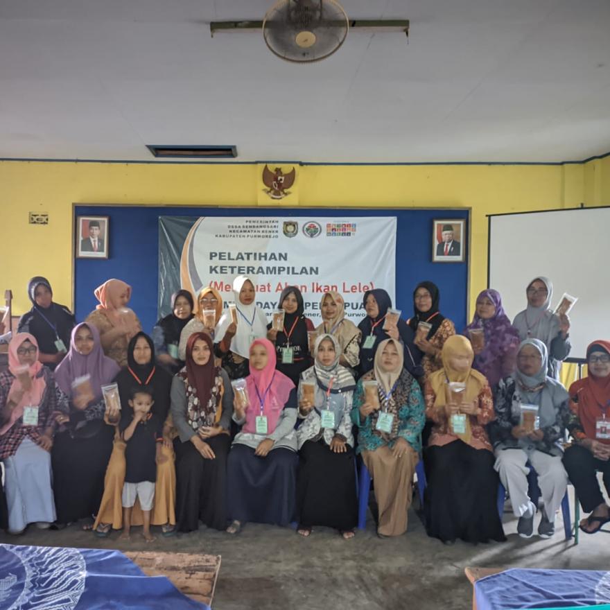 IBU-IBU DI DESA SENDANGSARI MENGIKUTI PELATIHAN KETERAMPILAN MEMBUAT ABON IKAN LELE